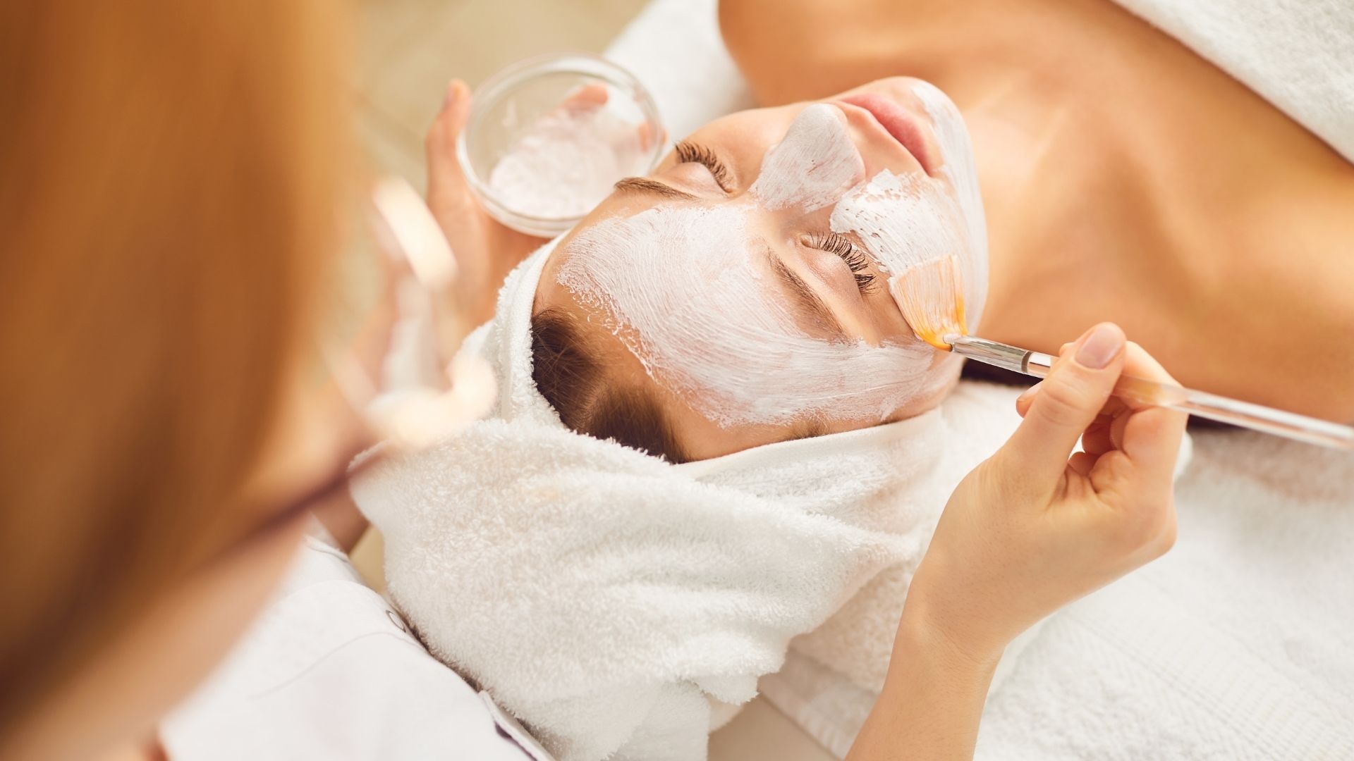 Cosmetician facial treatment at Anna Beauty Salon